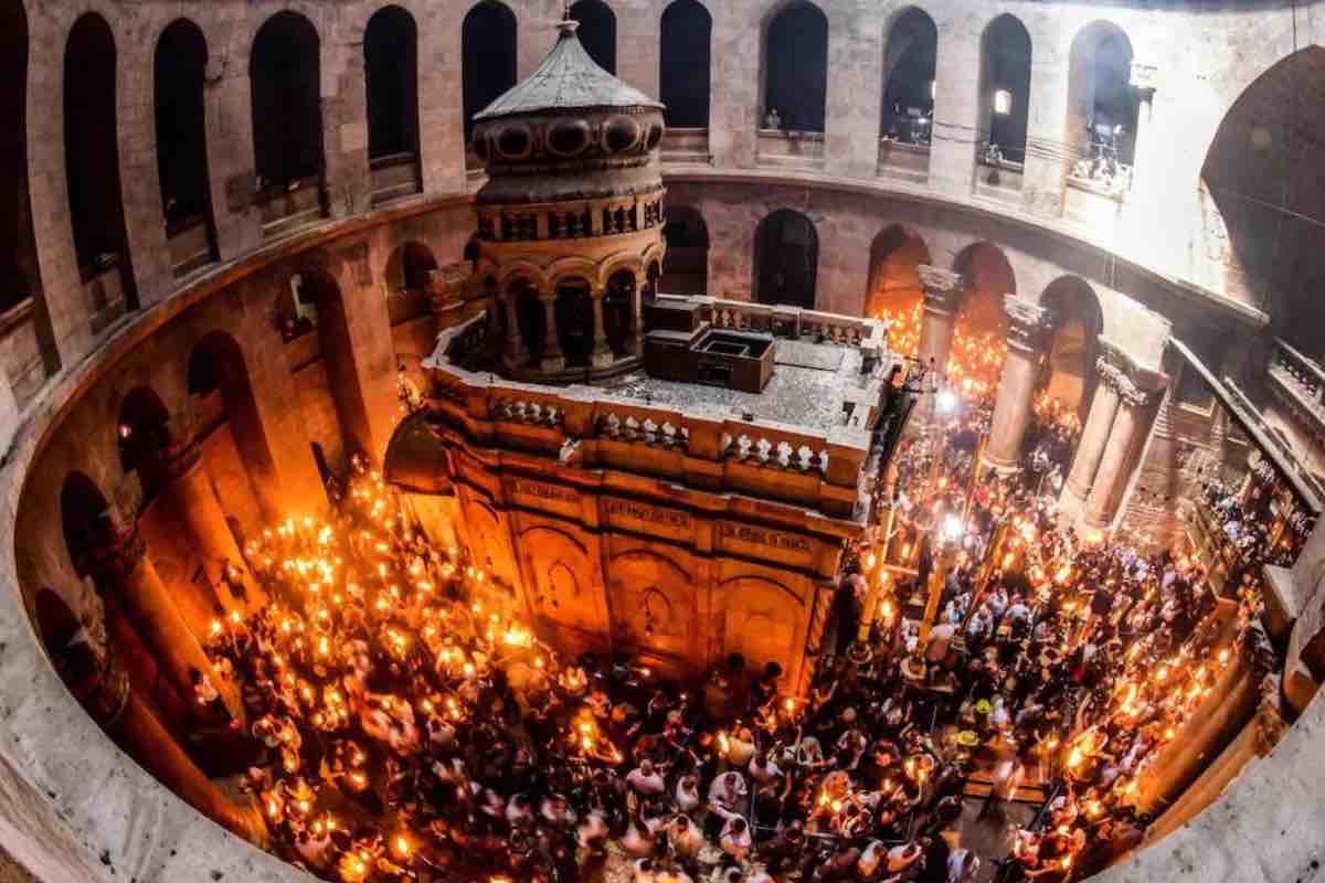 Nonostante la difficile situazione, il Patriarcato Latino di Gerusalemme ha confermato che le celebrazioni della Settimana Santa nella Basilica del Santo Sepolcro si svolgeranno regolarmente, anche se senza la presenza dei fedeli.
