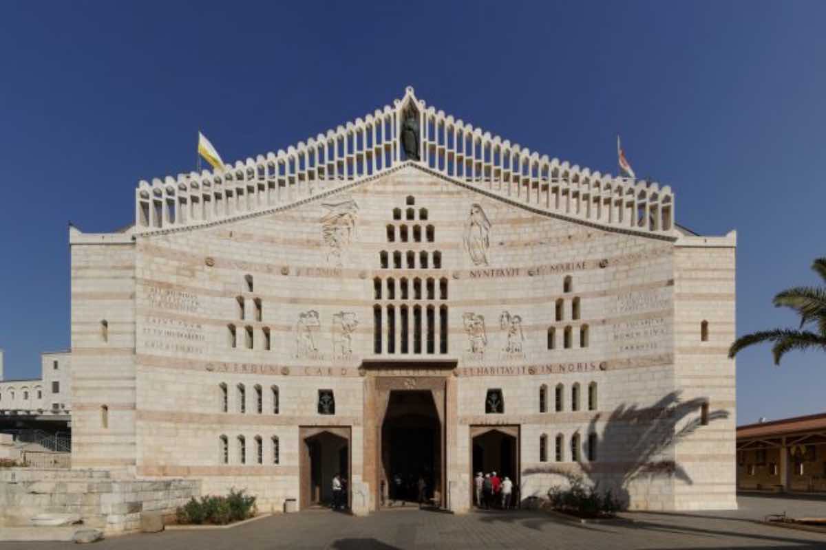 Le case di Nazareth erano spesso costruite sopra grotte, utilizzate per la conservazione degli alimenti e come spazi domestici. L'Annunciazione, secondo le guide locali, avvenne proprio in uno di questi luoghi, che oggi è visibile ai pellegrini. Qui Maria ricevette l'annuncio non in un contesto regale o cerimonioso, ma in un ambiente quotidiano, dove la sorpresa e il turbamento erano comprensibili. Questo spazio intimo, raccolto, rende ancora più forte la comprensione del momento evangelico.