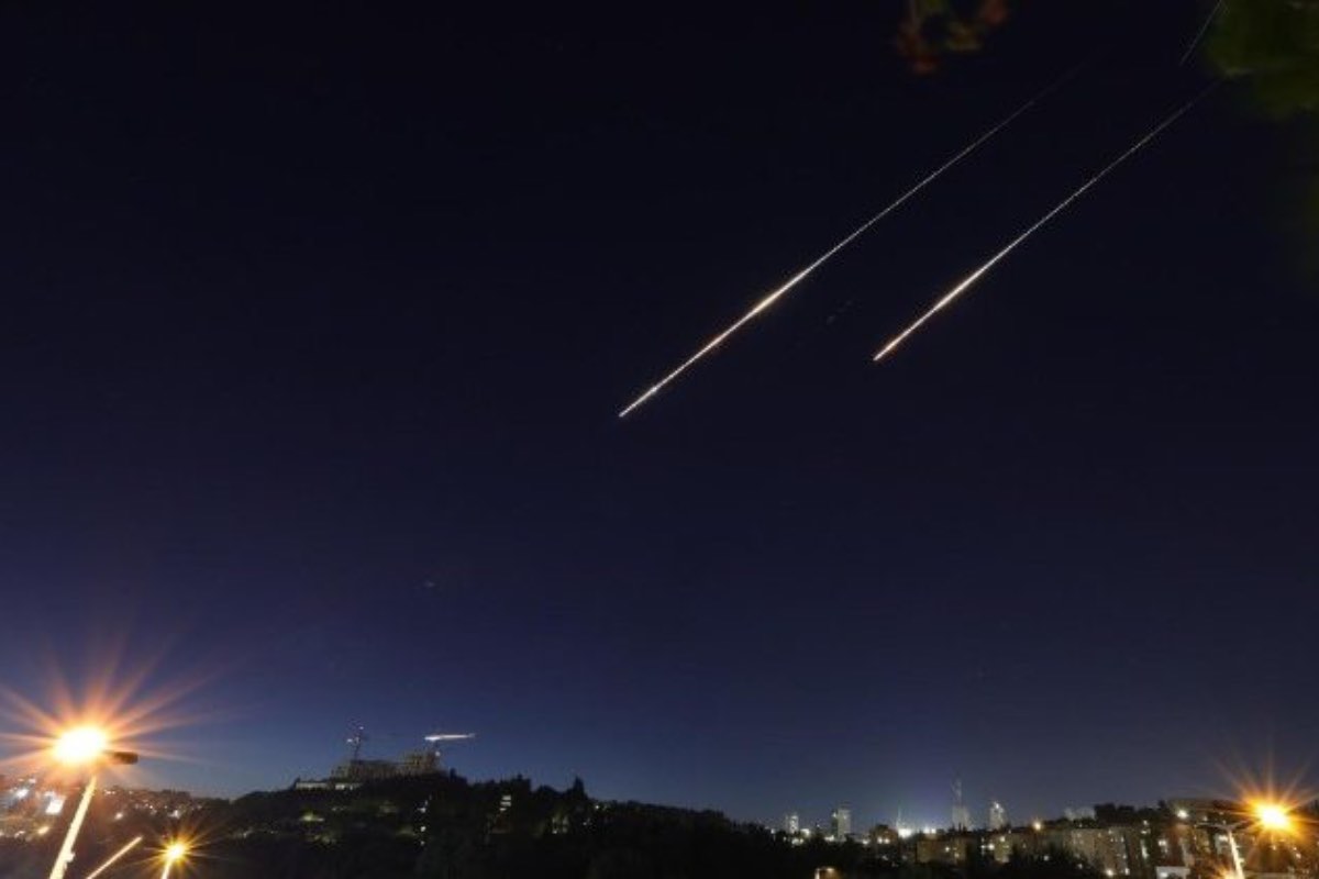 Oltre alla cancellazione della processione, Pizzaballa ha comunicato che la Messa crismale, che normalmente si celebra durante la Settimana Santa, è stata rinviata a causa delle difficoltà logistiche e della sicurezza.