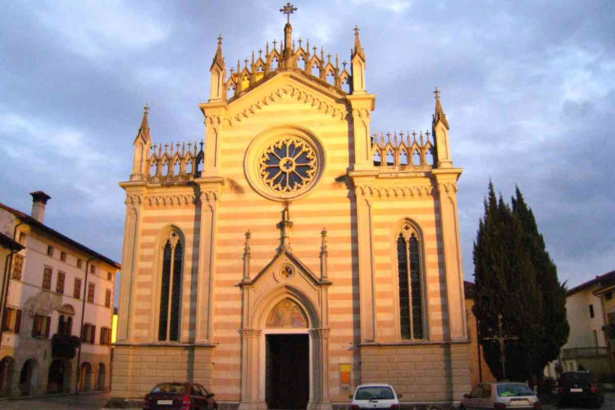 Quando la notizia del miracolo si diffuse, si sollevò subito una questione spinosa: dove sarebbe stata conservata la preziosa reliquia? I fedeli di Gruaro e il vescovo di Concordia reclamavano la sua custodia. I conti di Valvasone, che avevano un forte legame con le chiese locali, rivendicarono anch'essi il diritto di avere la tovaglia miracolosa.