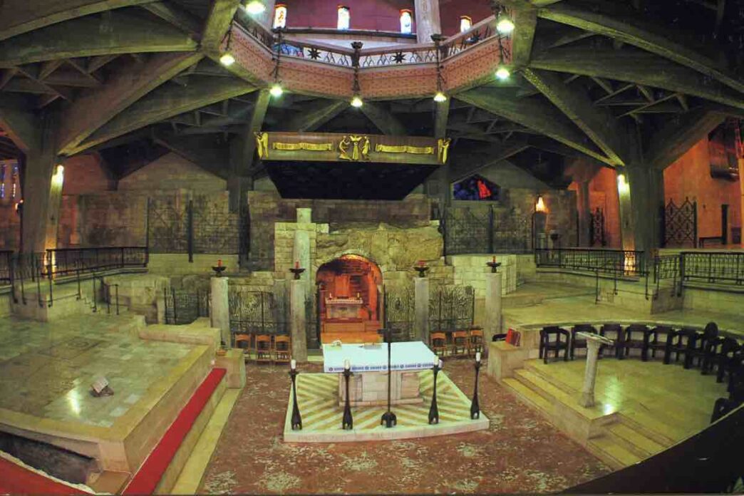 La Basilica dell’Annunciazione, costruita sopra il luogo ritenuto la casa di Maria, conserva la grotta dove, secondo la tradizione, l'angelo Gabriele annunciò a Maria il disegno divino. L’iscrizione che recita “Verbum caro hic factum est” – “Qui il Verbo si è fatto carne” – è la sintesi di tutto ciò che significa la fede cristiana.