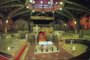 La Basilica dell’Annunciazione, costruita sopra il luogo ritenuto la casa di Maria, conserva la grotta dove, secondo la tradizione, l'angelo Gabriele annunciò a Maria il disegno divino. L’iscrizione che recita “Verbum caro hic factum est” – “Qui il Verbo si è fatto carne” – è la sintesi di tutto ciò che significa la fede cristiana.