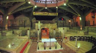 La Basilica dell’Annunciazione, costruita sopra il luogo ritenuto la casa di Maria, conserva la grotta dove, secondo la tradizione, l'angelo Gabriele annunciò a Maria il disegno divino. L’iscrizione che recita “Verbum caro hic factum est” – “Qui il Verbo si è fatto carne” – è la sintesi di tutto ciò che significa la fede cristiana.