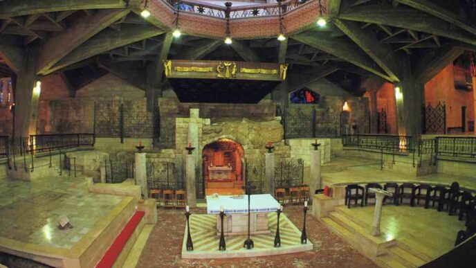 La Basilica dell’Annunciazione, costruita sopra il luogo ritenuto la casa di Maria, conserva la grotta dove, secondo la tradizione, l'angelo Gabriele annunciò a Maria il disegno divino. L’iscrizione che recita “Verbum caro hic factum est” – “Qui il Verbo si è fatto carne” – è la sintesi di tutto ciò che significa la fede cristiana.