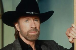 Chuck Norris è morto il 19 marzo all’età di 86 anni, lasciando un’eredità che va ben oltre le sue interpretazioni sul grande schermo. Attore, artista marziale e icona culturale, Norris ha sempre portato con sé una fede incrollabile in Cristo, che ha condiviso con il mondo in ogni occasione possibile
