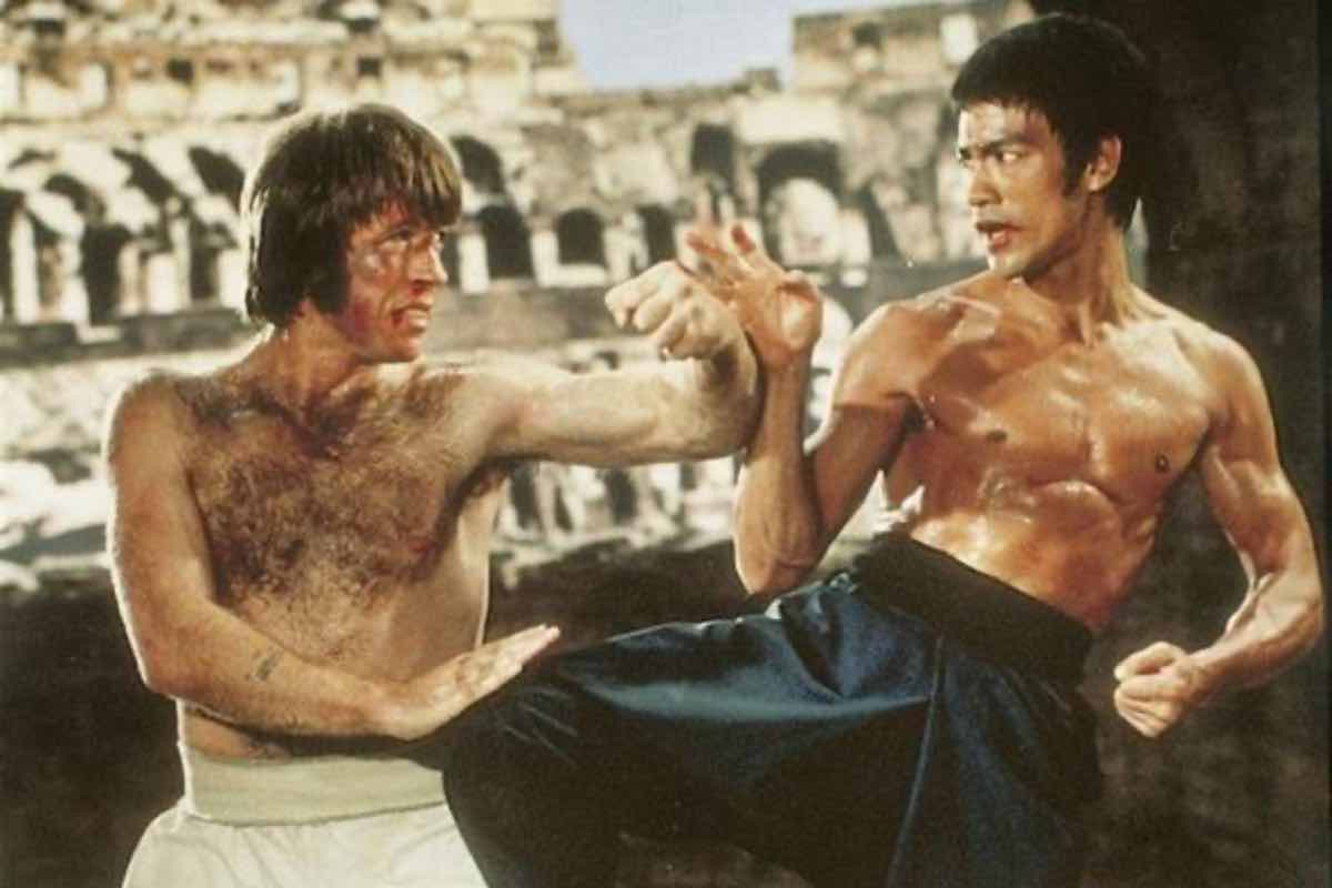 Chuck Norris non è stato solo un attore leggendario, ma una figura che ha incarnato la fede cristiana in ogni momento della sua vita. La sua carriera è stata una testimonianza del potere della preghiera, dell’impegno verso gli altri e del valore della fede. Nonostante le tentazioni della fama, ha sempre scelto di seguire il suo credo