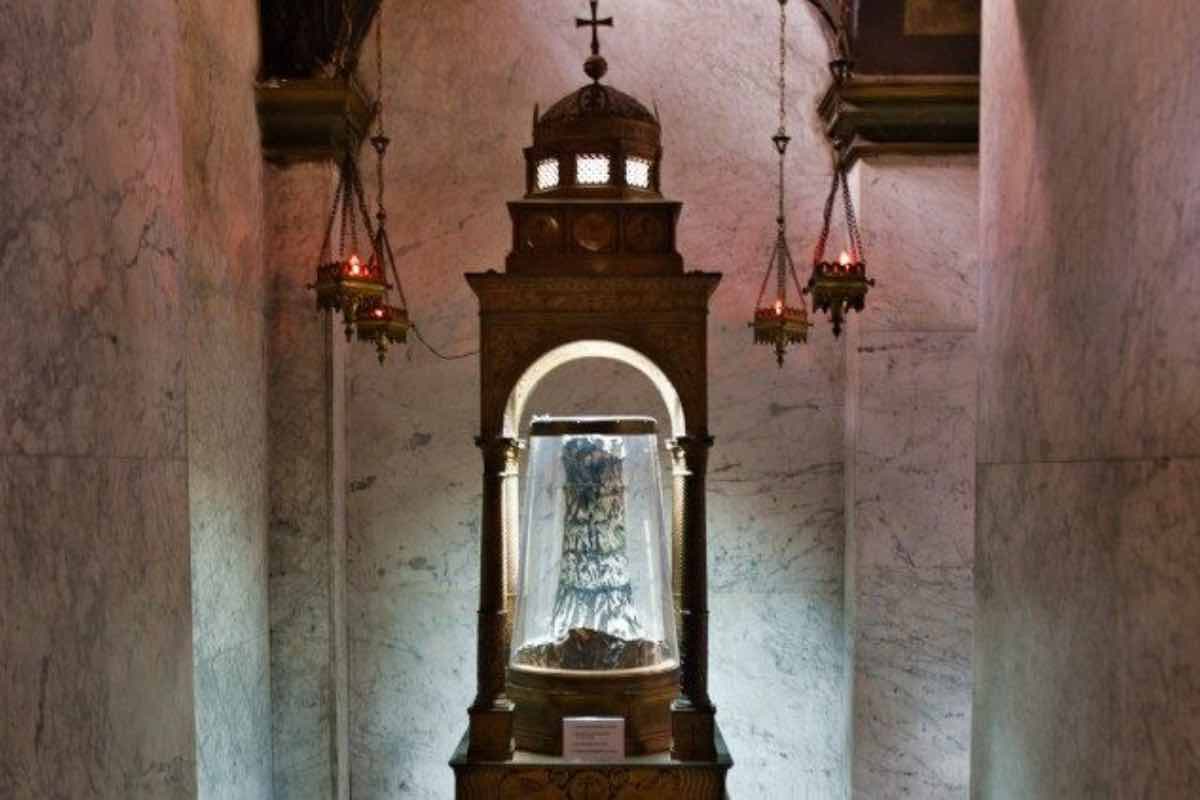 Nella cappella di San Zeno, proprio in una nicchia, è custodita la reliquia che più di tutte attira l’attenzione: la Colonna della Flagellazione. È la colonna alla quale, secondo la tradizione, Gesù sarebbe stato legato durante la sua flagellazione.