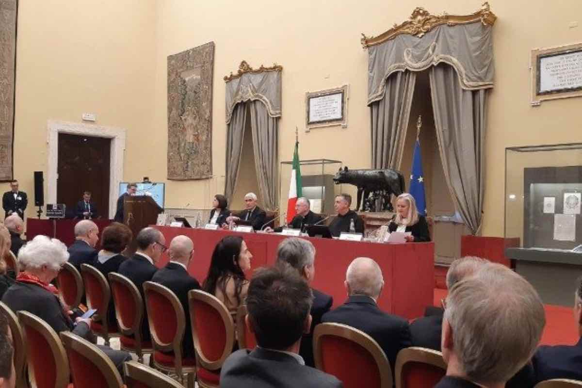 Il cardinale ha proseguito il suo discorso richiamando l'appello alla "pace disarmata e disarmante", lanciato da Papa Leone nei suoi primi discorsi. Questa formula, che invita alla deporre le armi, a rinunciare alla logica del profitto e del potere, si collega agli insegnamenti di Papi precedenti come Benedetto XV, Giovanni XXIII e Paolo VI.