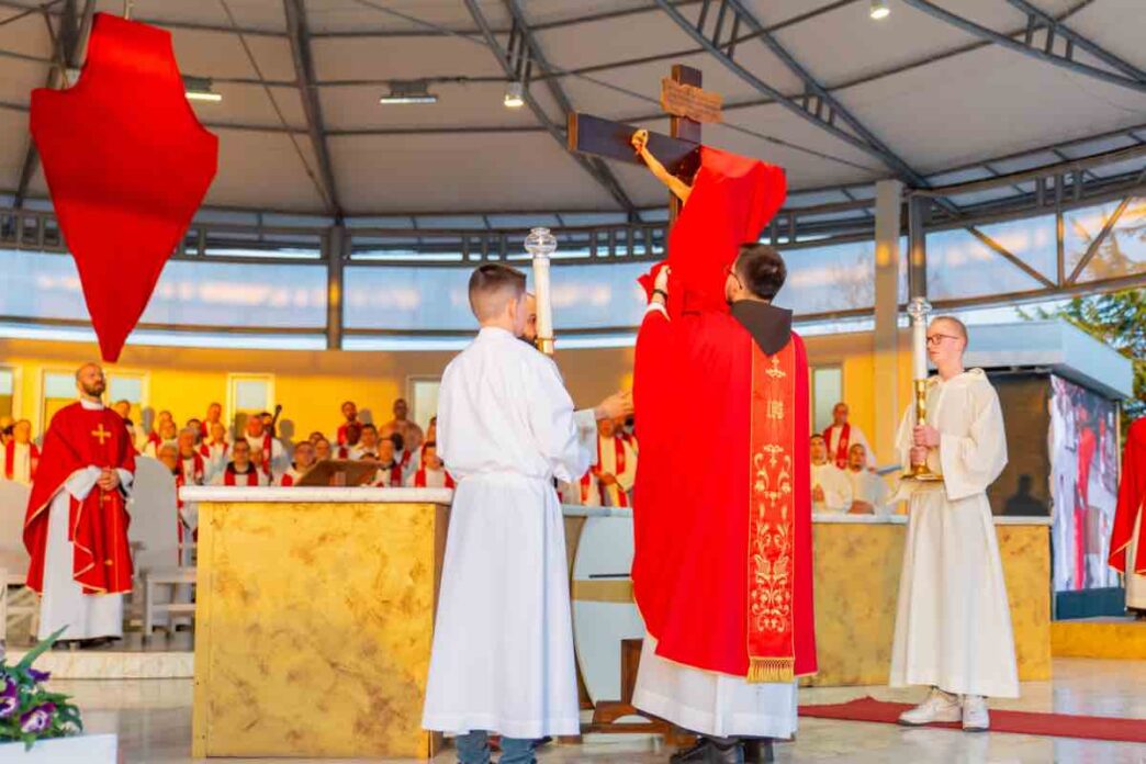 Durante la Quaresima, nelle chiese cattoliche si svolge una pratica che affonda le radici nella tradizione: velare le statue, le immagini e i crocifissi con un panno viola