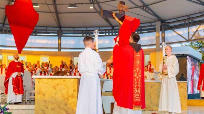 Durante la Quaresima, nelle chiese cattoliche si svolge una pratica che affonda le radici nella tradizione: velare le statue, le immagini e i crocifissi con un panno viola