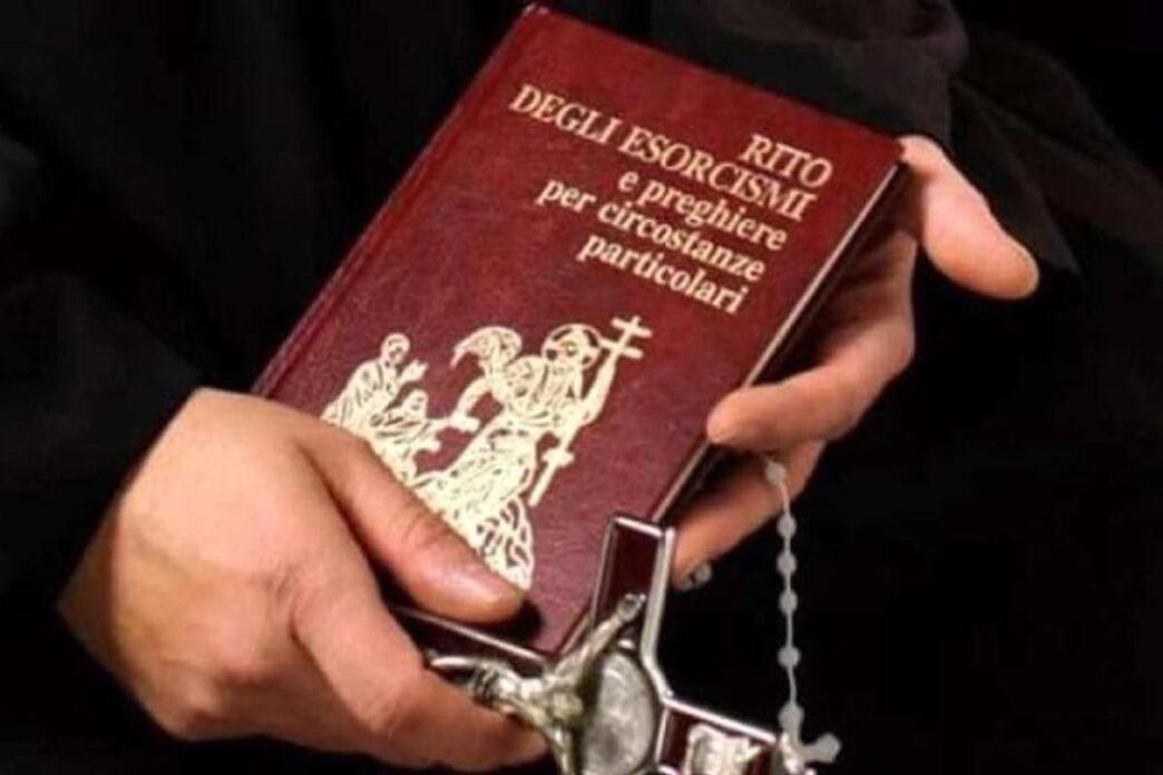 il corso esplora le dimensioni teologiche, liturgiche e psicologiche dell’esorcismo, un sacramentale che affronta direttamente le forze del male.