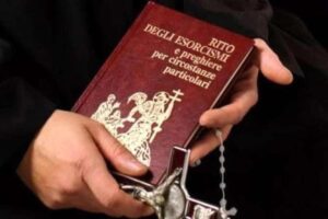 il corso esplora le dimensioni teologiche, liturgiche e psicologiche dell’esorcismo, un sacramentale che affronta direttamente le forze del male.