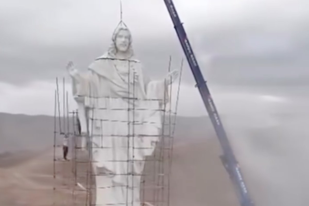 La prosecuzione dei lavori, anche in un contesto così incerto, viene interpretata da molti abitanti come un segnale di determinazione e fiducia. Continuare a costruire un monumento religioso in queste condizioni rappresenta infatti, per molti cristiani della zona, un gesto che testimonia la volontà di non arrendersi alle difficoltà.