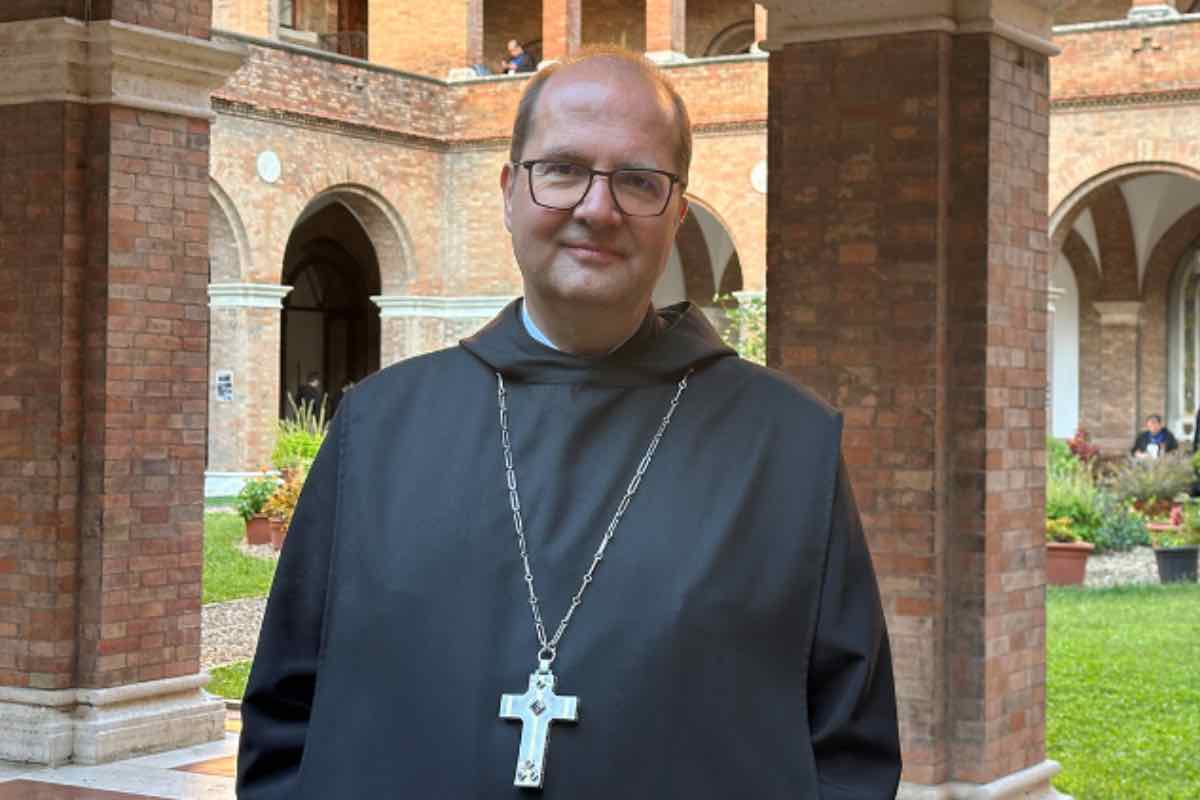 San Benedetto ha costruito l’Europa con “la croce, il libro e l’aratro”, unendo preghiera, cultura e lavoro. Questi tre simboli sono ancora oggi fondamentali. La croce ci ricorda la nostra fede, il libro simboleggia la cultura e la trasmissione del sapere, mentre l’aratro rappresenta il lavoro. La regola di San Benedetto ci insegna che, per costruire qualcosa di duraturo, è necessario un equilibrio tra fede, cultura e impegno quotidiano