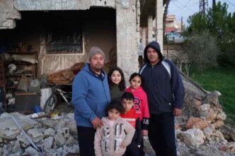 Nonostante l’escalation del conflitto e gli ordini di evacuazione, oltre diecimila cristiani hanno scelto di non abbandonare le proprie case. In un territorio martoriato dalla guerra, questi abitanti, che non portano armi, sono diventati simbolo di una resistenza pacifica.