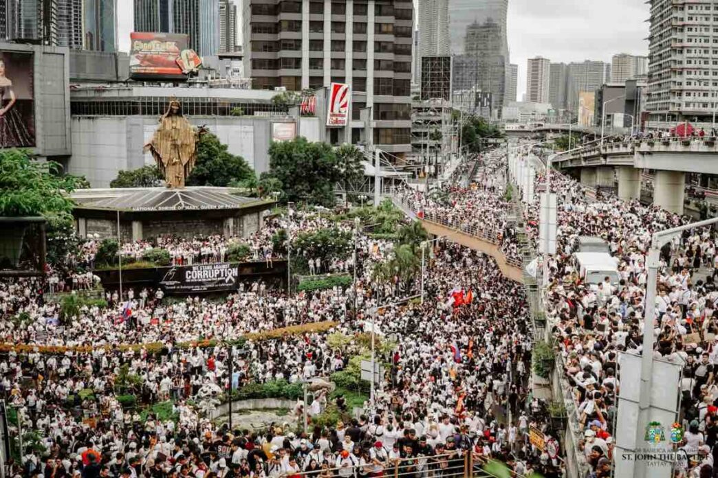 esempio straordinario di non violenza. Più di due milioni di persone si unirono senza armi, ma con la potenza della preghiera mariana, guidati dal messaggio di speranza trasmesso via radio dal Cardinale Jaime Sin