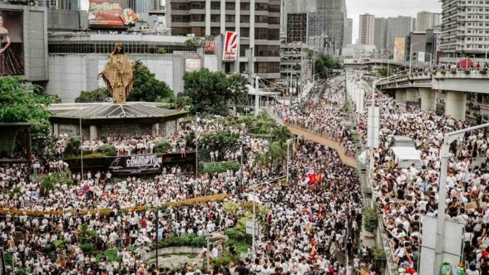 esempio straordinario di non violenza. Più di due milioni di persone si unirono senza armi, ma con la potenza della preghiera mariana, guidati dal messaggio di speranza trasmesso via radio dal Cardinale Jaime Sin