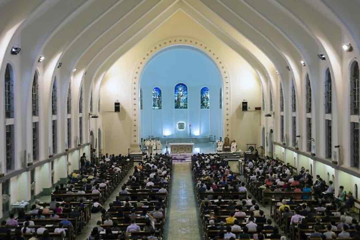 La Pasqua del 2026 sarà particolarmente significativa per la comunità cattolica di Hong Kong, che accoglierà 2.500 nuovi membri attraverso il sacramento del battesimo. Questo numero comprende 900 bambini e 1.600 adulti, un segno potente della vitalità della Chiesa locale.