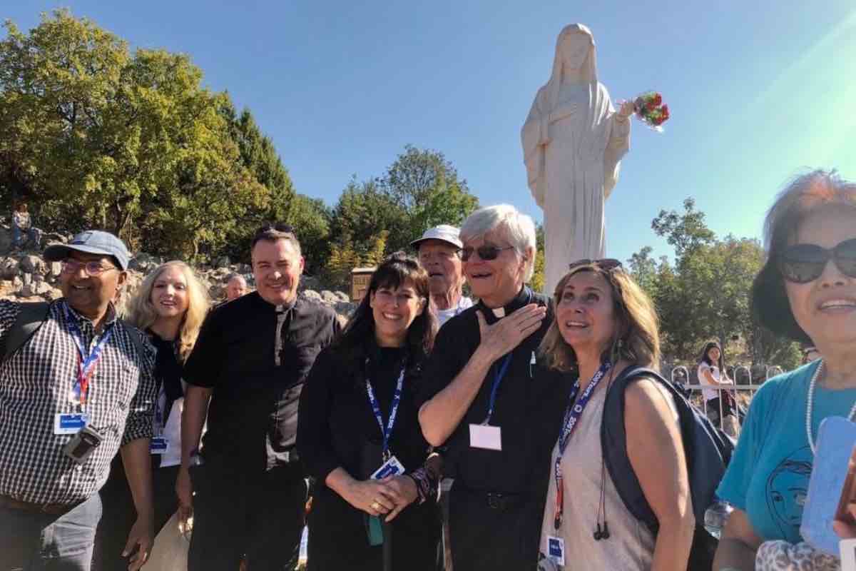 Il secondo passo è sostituire la maledizione con una benedizione cristiana. Non possiamo ripagare il male con altro male, ma possiamo benedire chi ci ha fatto del male, come ci insegna San Paolo nella Lettera ai Romani: “Benedite coloro che vi perseguitano!” (Rom 12:14). Benedire è un atto di grande generosità che trasforma l’anima e permette di guarire il cuore