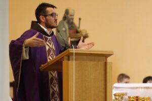 Il mondo moderno sembra spesso suggerire che la violenza sia l'unica soluzione ai conflitti, ma per un cristiano, questa non deve mai essere un'opzione. Fra Goran Azinović, sacerdote e missionario, riflette sulla potenza dell'amore come antidoto alla violenza, richiamando le parole di Papa Francesco e Simone Weil.