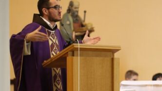 Il mondo moderno sembra spesso suggerire che la violenza sia l'unica soluzione ai conflitti, ma per un cristiano, questa non deve mai essere un'opzione. Fra Goran Azinović, sacerdote e missionario, riflette sulla potenza dell'amore come antidoto alla violenza, richiamando le parole di Papa Francesco e Simone Weil.