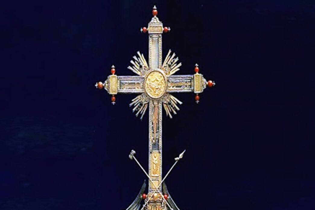 I tre poliziotti, che si trovavano a Roma come turisti, si sono trovati nel posto giusto al momento giusto, intervenendo tempestivamente dopo aver udito le urla di un prete. Il sacerdote aveva richiesto aiuto per fermare un sospetto ladro, che stava cercando di rubare oggetti sacri all’interno della chiesa