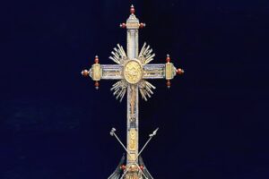 I tre poliziotti, che si trovavano a Roma come turisti, si sono trovati nel posto giusto al momento giusto, intervenendo tempestivamente dopo aver udito le urla di un prete. Il sacerdote aveva richiesto aiuto per fermare un sospetto ladro, che stava cercando di rubare oggetti sacri all’interno della chiesa