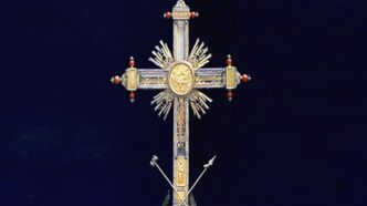 I tre poliziotti, che si trovavano a Roma come turisti, si sono trovati nel posto giusto al momento giusto, intervenendo tempestivamente dopo aver udito le urla di un prete. Il sacerdote aveva richiesto aiuto per fermare un sospetto ladro, che stava cercando di rubare oggetti sacri all’interno della chiesa