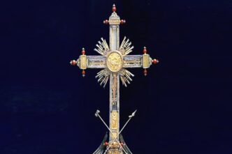 I tre poliziotti, che si trovavano a Roma come turisti, si sono trovati nel posto giusto al momento giusto, intervenendo tempestivamente dopo aver udito le urla di un prete. Il sacerdote aveva richiesto aiuto per fermare un sospetto ladro, che stava cercando di rubare oggetti sacri all’interno della chiesa