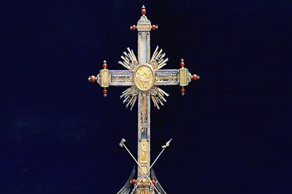 I tre poliziotti, che si trovavano a Roma come turisti, si sono trovati nel posto giusto al momento giusto, intervenendo tempestivamente dopo aver udito le urla di un prete. Il sacerdote aveva richiesto aiuto per fermare un sospetto ladro, che stava cercando di rubare oggetti sacri all’interno della chiesa