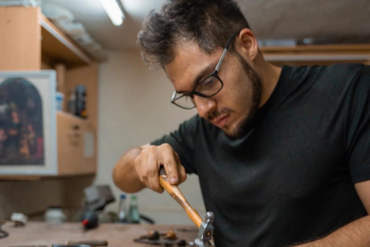 Il gioielliere maltese Gabriel Farrugia, noto per le sue opere sacre, è incaricato della realizzazione della tiara. La creazione sarà un'opera d'arte, ricamata a mano dai maestri artigiani di Sacra Domus Aurea