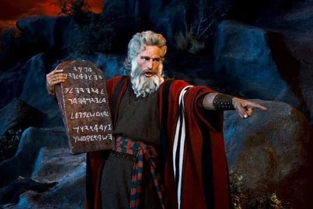 Quando pensiamo ai comandamenti, spesso li associamo a qualcosa di negativo, come se limitassero la nostra libertà. Eppure, questi non sono imposti per privarci di qualcosa, ma per guidarci verso un cammino che ci porta alla salvezza.