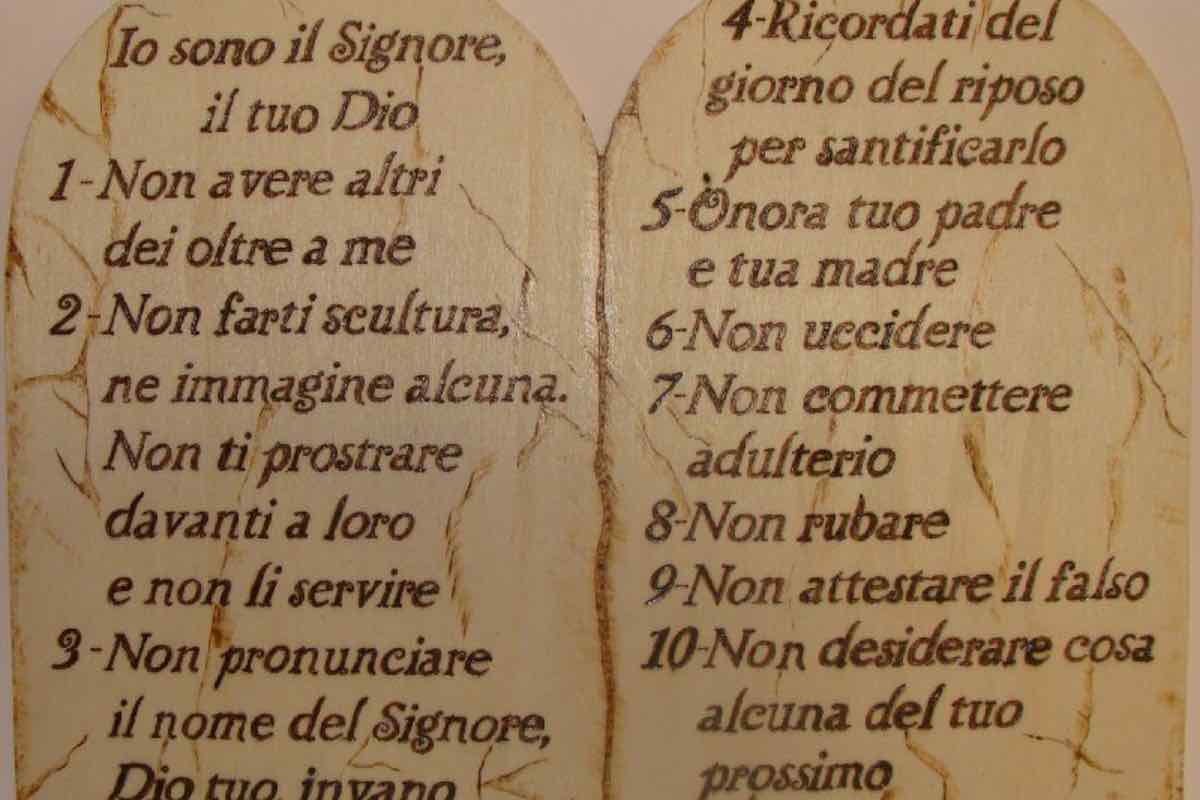 Il Catechismo della Chiesa Cattolica afferma che i comandamenti, anche definiti come le "dieci parole", sono il percorso che ci libera dalla schiavitù del peccato. Sono una guida per vivere secondo la volontà di Dio, e come scritto nel Deuteronomio: «Se [...] ami il tuo Dio, se segui le sue vie e mantieni i suoi comandamenti, i suoi precetti e le sue norme, vivrai e ti moltiplicherai»