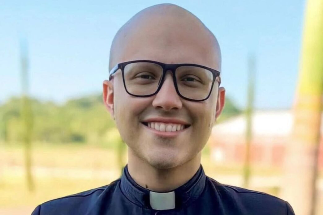Nelle prime ore del 6 marzo 2026, alle 3:50 del mattino, si è spento Igor Pavan Tres, giovane seminarista e influencer cattolico brasiliano molto seguito sui social. Igor aveva solo 26 anni ed era in formazione nel seminario della diocesi di Frederico Westphalen, nello stato brasiliano del Rio Grande do Sul