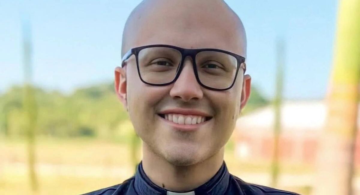 Nelle prime ore del 6 marzo 2026, alle 3:50 del mattino, si è spento Igor Pavan Tres, giovane seminarista e influencer cattolico brasiliano molto seguito sui social. Igor aveva solo 26 anni ed era in formazione nel seminario della diocesi di Frederico Westphalen, nello stato brasiliano del Rio Grande do Sul