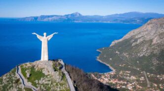 Sulla cima del monte San Biagio, a Maratea, in provincia di Potenza, si erge una delle statue più imponenti d'Italia. La statua del Cristo Redentore, realizzata tra il 1963 e il 1965 dall'artista Bruno Innocenti, non è solo un'opera d'arte, ma un simbolo di fede e di connessione con la comunità.
