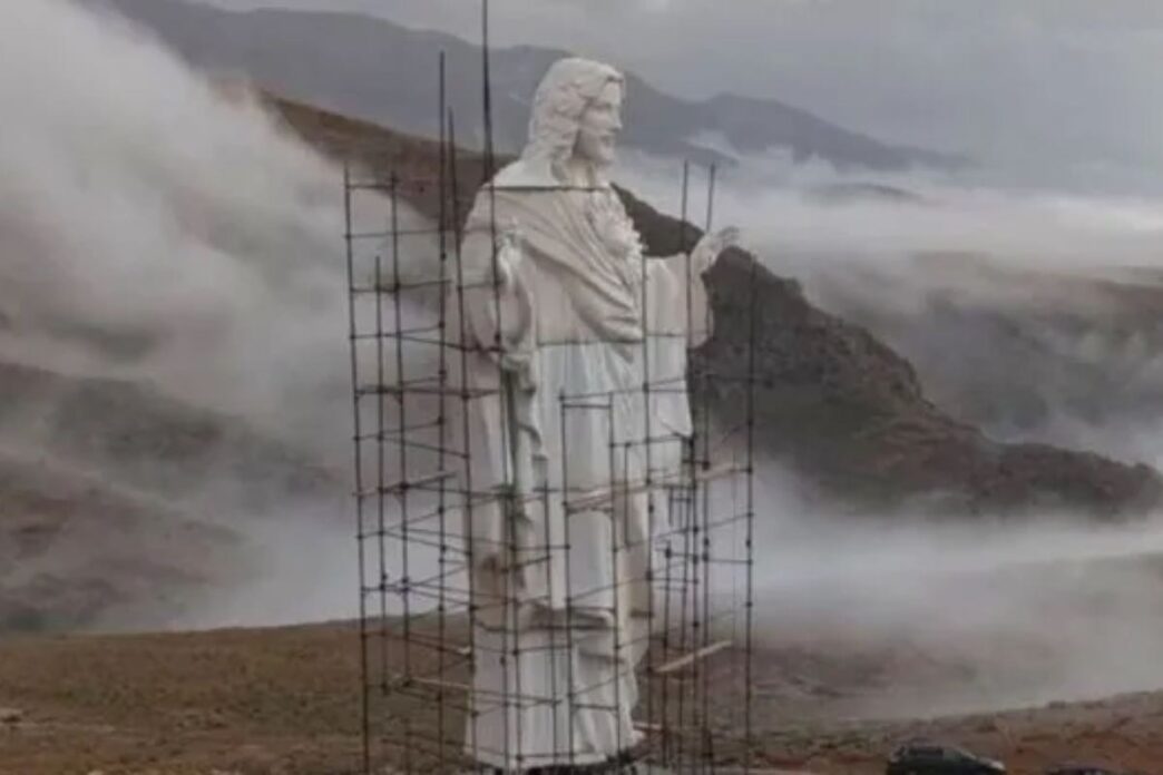 Nel cuore della valle della Bekaa, nell’est del Libano, sta prendendo forma una nuova statua monumentale dedicata a Cristo Redentore. Il progetto ha raggiunto un momento particolarmente importante il 14 marzo 2026, quando è stata collocata la testa della statua, una delle parti più significative della struttura.