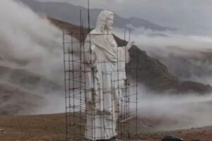 Nel cuore della valle della Bekaa, nell’est del Libano, sta prendendo forma una nuova statua monumentale dedicata a Cristo Redentore. Il progetto ha raggiunto un momento particolarmente importante il 14 marzo 2026, quando è stata collocata la testa della statua, una delle parti più significative della struttura.