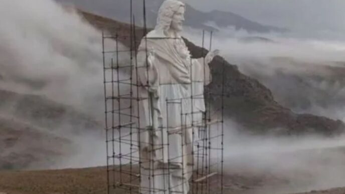 Nel cuore della valle della Bekaa, nell’est del Libano, sta prendendo forma una nuova statua monumentale dedicata a Cristo Redentore. Il progetto ha raggiunto un momento particolarmente importante il 14 marzo 2026, quando è stata collocata la testa della statua, una delle parti più significative della struttura.