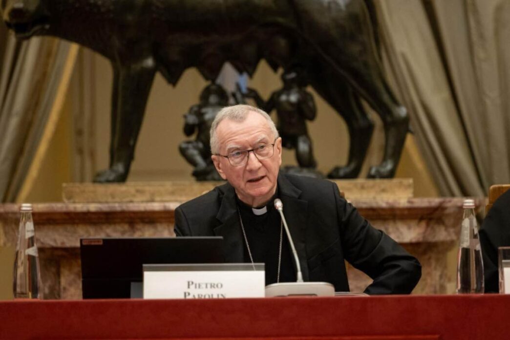 Se Parolin si trovasse faccia a faccia con il presidente degli Stati Uniti, il messaggio sarebbe chiaro: "Fermatevi subito, il rischio di escalation è troppo alto"