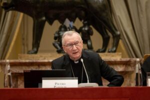 Se Parolin si trovasse faccia a faccia con il presidente degli Stati Uniti, il messaggio sarebbe chiaro: "Fermatevi subito, il rischio di escalation è troppo alto"