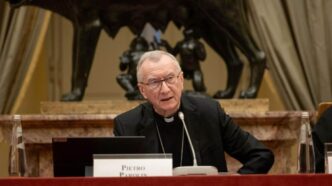 Se Parolin si trovasse faccia a faccia con il presidente degli Stati Uniti, il messaggio sarebbe chiaro: "Fermatevi subito, il rischio di escalation è troppo alto"