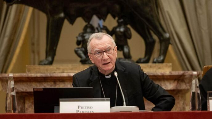 Se Parolin si trovasse faccia a faccia con il presidente degli Stati Uniti, il messaggio sarebbe chiaro: "Fermatevi subito, il rischio di escalation è troppo alto"