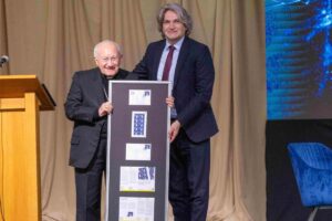 l’edizione commemorativa "Međugorje 2026", consegnato al Visitatore Apostolico per Medjugorje, l'Arcivescovo Aldo Cavalli.