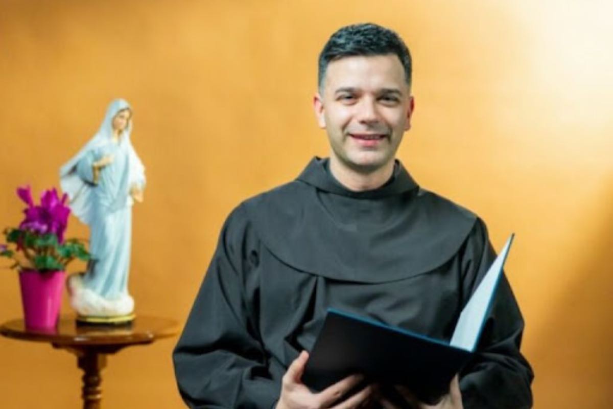 Il rinnovamento spirituale è guidato dal parroco di Medjugorje, Fra Zvonimir Pavičić, che accompagna i partecipanti con catechesi e momenti di riflessione.