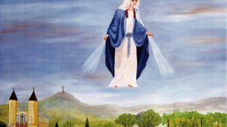 Il quadro raffigura la Vergine Maria sospesa sopra il paesaggio di Međugorje, come se vegliasse sul luogo che pochi anni dopo sarebbe diventato meta di pellegrinaggi da tutto il mondo. Un’immagine che per molti ha assunto nel tempo il valore di un segno quasi profetico.
