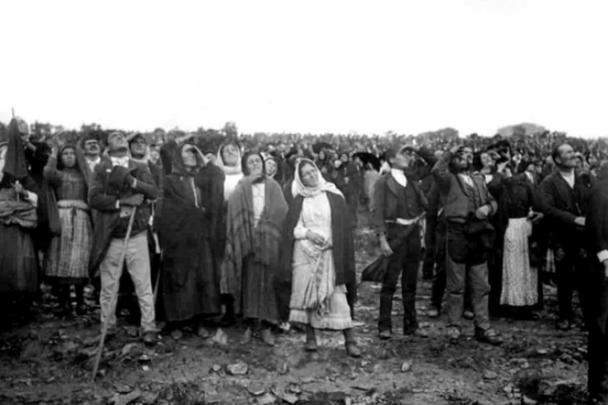 apparizioni di Fatima, il 13 ottobre 1917, mentre il miracolo del sole si manifestava, i tre veggenti videro la Sacra Famiglia composta da San Giuseppe, Gesù Bambino e la Madonna. In questo straordinario momento, San Giuseppe e Gesù benedissero il mondo, portando un messaggio di pace universale