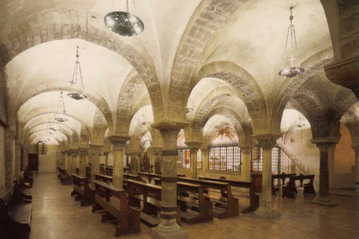 Un aspetto straordinario della Basilica è la celebrazione simultanea della Messa cattolica e della Divina Liturgia ortodossa. Dopo il Concilio Vaticano II, i padri domenicani costruirono una cappella ortodossa all’interno del santuario per favorire la preghiera dei fedeli orientali. Tuttavia, col tempo, non c'è più stato bisogno di questa cappella separata, poiché gli ortodossi hanno iniziato a celebrare la Divina Liturgia direttamente sull’altare di San Nicola, sia nella cripta che nella Basilica superiore. Questa condivisione dell'altare, in cui entrambi i riti si celebrano senza barriere, rappresenta un segno tangibile di comunione e di incontro fraterno tra le due tradizioni cristiane.