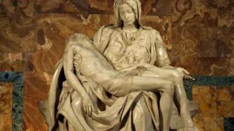 Quando ti sembra che il dolore sia troppo forte, pensa alla Vergine Maria ai piedi della croce e abbraccia la tua. Non sarai mai deluso.