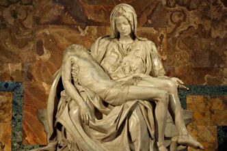 Quando ti sembra che il dolore sia troppo forte, pensa alla Vergine Maria ai piedi della croce e abbraccia la tua. Non sarai mai deluso.